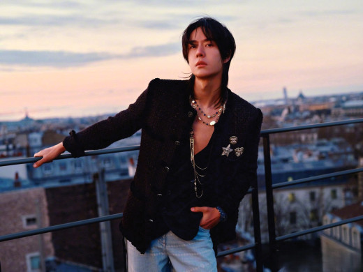 1753029 (a): :2000x1500